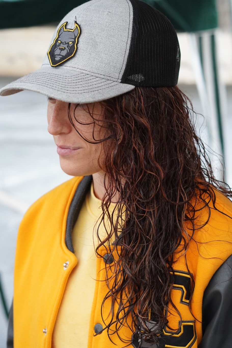 Gorra Frontal gris Emblema amarillo Gorra Frontal gris Emblema amarillo